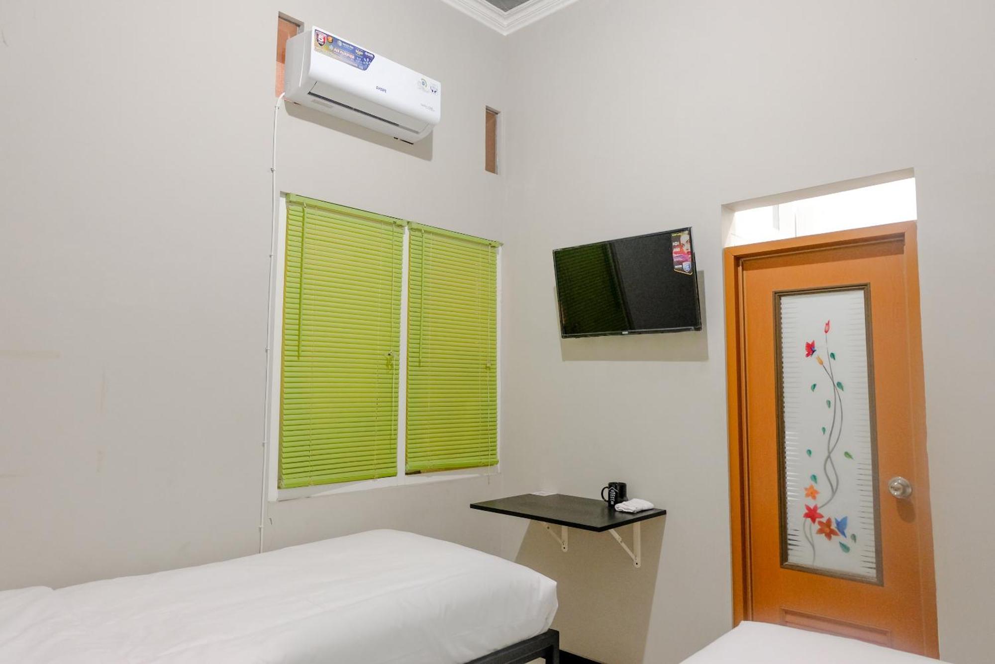 Oyo Life 2399 Gerbera House - Kos Putri Hotel Malang Exterior foto
