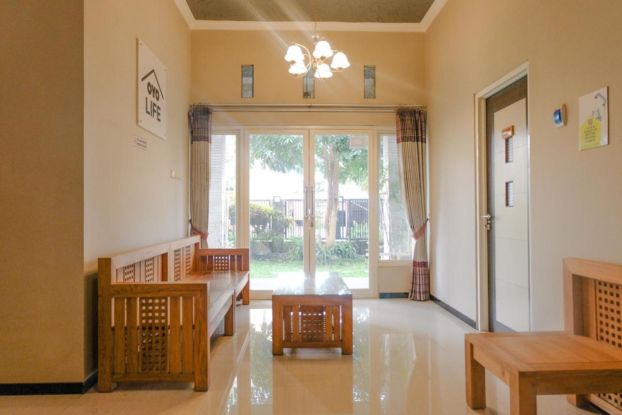Oyo Life 2399 Gerbera House - Kos Putri Hotel Malang Exterior foto