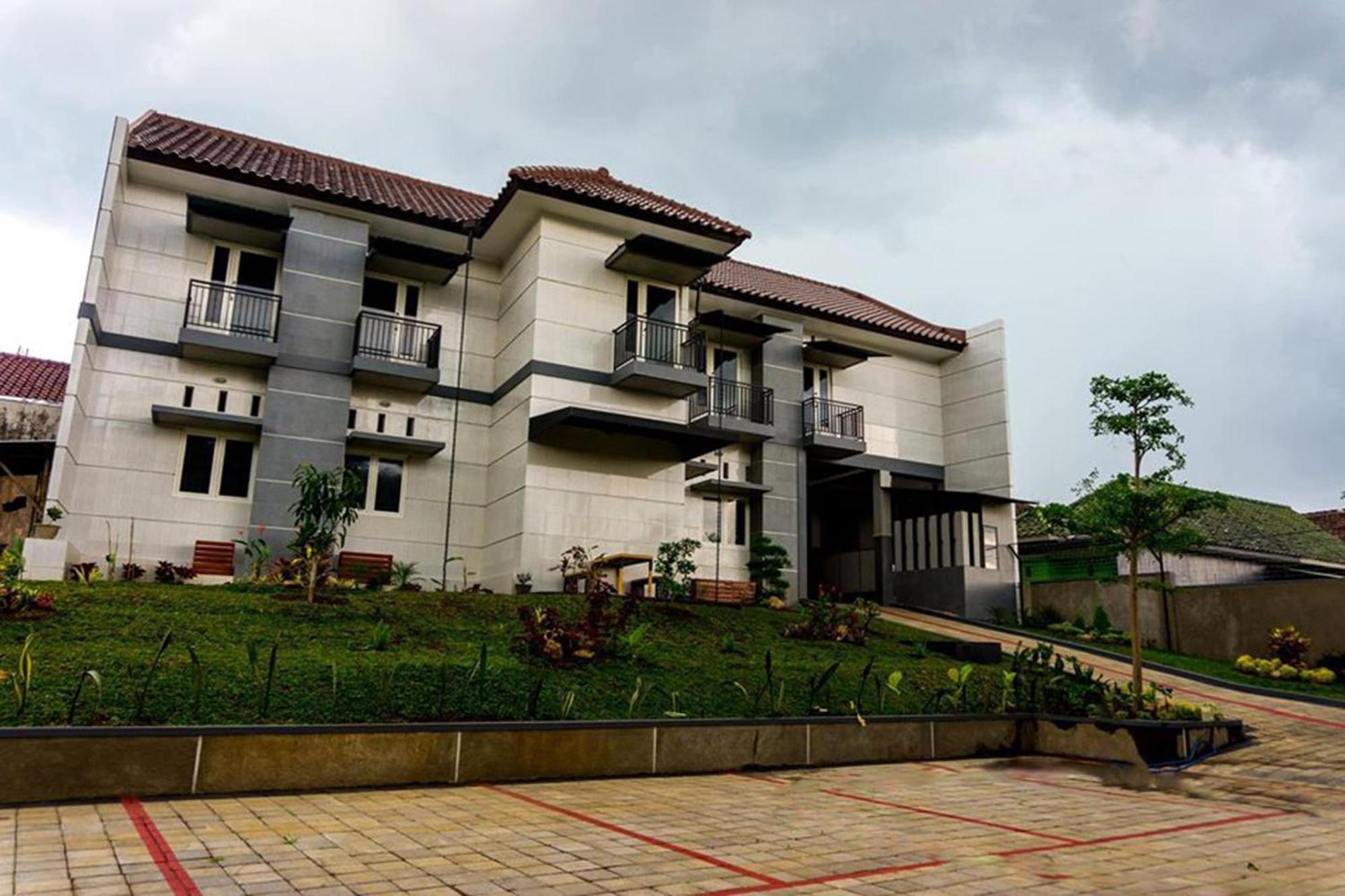 Oyo Life 2399 Gerbera House - Kos Putri Hotel Malang Exterior foto